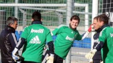 <b>ÁMSTERDAM. </b>Mou habló con Iker sobre las expulsiones ante el Ajax.