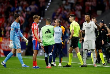 Busquets Ferrer, árbitro balear encargado de dirigir el derbi, durante la mitad de la segunda parte decidió parar el encuentro durante unos minutos. El motivo fue la insistencia por parte de un fondo del Metropolitano en lanzar objetos al guardameta del Real Madrid, Thibaut Courtois.