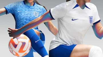 La campeona de Europa estrena equipaciones clásicas y elegantes. Sobre todo en el uniforme de local: con una camiseta blanca con detalles azules. Las jugadoras inglesas lograron dejar atrás el pantalón blanco por la inseguridad que les generaba durante la menstruación y lo llevarán de color azul. La segunda equipación también es de este color al completo.