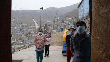 -FOTODELD&Iacute;A- ACOMPA&Ntilde;A CR&Oacute;NICA: PER&Uacute; CORONAVIRUS LIM01. LIMA (PER&Uacute;), 04/07/2020. Personas esperan sus raciones de la olla com&uacute;n el 1 de julio de 2020 en un cerro de la Nueva Rinconada, en Pamplona, un barrio del populoso distrito lime&ntilde;o de San Juan de Miraflores (Per&uacute;). &ldquo;Se puede morir de COVID-19, pero no de hambre&rdquo;, reza el lema de Jos&eacute; Luis Calvo, un p&aacute;rroco espa&ntilde;ol que ha establecido en Per&uacute; una gran red de donaciones para llenar cada d&iacute;a de pandemia 88 ollas comunes y alimentar a unas 8.000 personas desfavorecidas en uno de los rincones de mayor pobreza de Lima. Con esa consigna, este sacerdote natural de Salamanca, pero perteneciente de la Di&oacute;cesis de J&eacute;rez, acudi&oacute; a la llamada de auxilio de los pobladores de San Juan de Miraflores donde el hambre amenazaba con apoderarse de sus 9.000 familias. EFE/Paolo Aguilar