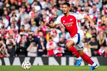 William Saliba dio el salto al fútbol profesional tras fichar por el Arsenal en 2019. Saint-Étienne, Niza y Olympique de Marsella han sido participes de su progresión. Debutó en 2022 con la Selección francesa y este verano fue convocado para la Eurocopa. A sus 23 años, su titularidad fue indiscutible para Deschamps y jugó todos los encuentros de la competición, cosechando grandes actuaciones que le han llevado a estar entre los nominados al galardón. 