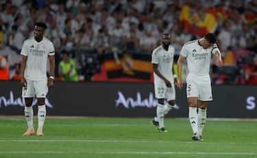 1-0.Aurelien Tchouameni, antonio Rüdiger y Jude Bellingham tras anotar Pedri el primer gol.