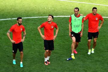 Atleti's Jesus Gamez, Saul Níguez, Diego Godin and Koke look up as a tv helicopter flys overhead during an Atletico de Madrid training session on the eve of the UEFA Champions League Final against Real Madrid at Stadio Giuseppe Meazza on May 27, 2016 in M