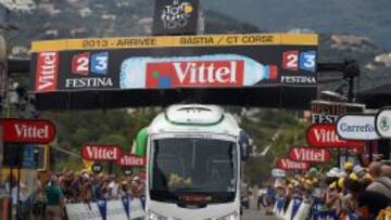 ATASCADO. Garikoitz Atxa conduc&iacute;a el bus del Orica en Bastia.