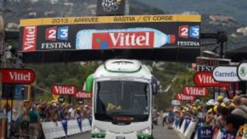 ATASCADO. Garikoitz Atxa conduc&iacute;a el bus del Orica en Bastia.