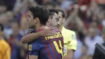 Xavi Hern&aacute;ndez (der&aacute;s) es sustituido por su compa&ntilde;ero Cesc Fabregas en la final de la Copa del Rey.