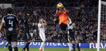 Joel atrapa el balón.