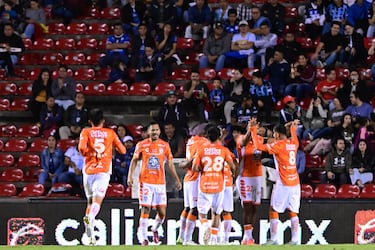 Pachuca sigue hundiendo a los Gallos