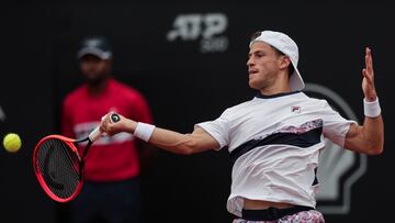 AME6998. RÍO DE JANEIRO (BRASIL), 22/02/2023.- Diego Schwartzman de Argentina devuelve la pelota ante Dusan Lajovic de Serbia hoy, en un partido del Abierto de Tenis de Río en Río de Janeiro (Brasil). EFE/André Coelho