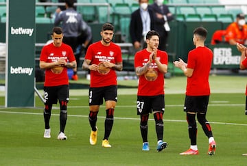 Los jugadores del Athletic de Bilbao saltan al terreno de juego con camisetas contra la Superliga