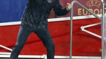 Emery da instrucciones.