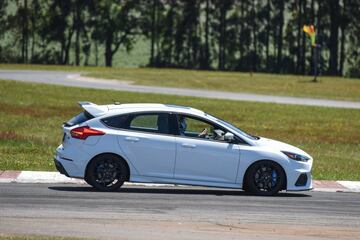 En la Región de la Araucanía Ford presentó por primera vez en Chile el Focus RS. Desde la línea de performance de la marca llega con un motor de 2.3 litros y 350 hp de potencia.
La presentación se llevó a cabo en Pucón y luego se realizó una prueba del vehículo en el autódromo Interlomas de Temuco.