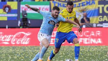 El defensa del RC Celta Javi Galán lucha por el balón con Gonzalo Escalante, del Cádiz, durante el partido de Liga en Primera División que Cádiz CF y Celta de Vigo disputaron la pasada campaña en el estadio Nuevo Mirandilla.