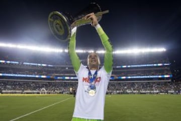 Guillermo Ochoa con el trofeo de la Copa Oro. No fue contemplado en la lista final por el Tuca a pesar de su trayectoria.