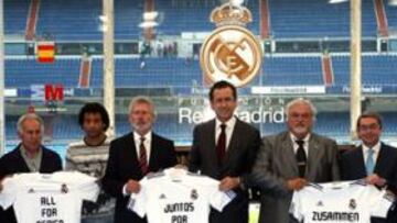 <b>PARTIDO SOLIDARIO. </b>Karanka, Amancio, Marcelo, Breitner, Valdano, Mesa, Javier Hernández y Enrique Sánchez posan con la camiseta.