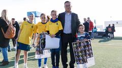 Chen, con algunos miembros del equipo femenino del Espanyol.