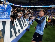 El guardameta de la Real Sociedad, Unai Marrero, celebra con sus aficionados el pase a la siguiente fase de la Copa del Rey tras eliminar en la tanda de penaltis a Osasuna en el encuentro disputado en el estadio de Anoeta. EFE/ Javier Etxezarreta.