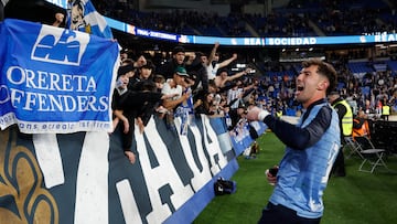 El guardameta de la Real Sociedad, Unai Marrero, celebra con sus aficionados el pase a la siguiente fase de la Copa del Rey tras eliminar en la tanda de penaltis a Osasuna en el encuentro disputado en el estadio de Anoeta. EFE/ Javier Etxezarreta.