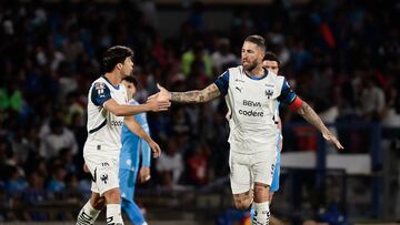 MEX00. CIUDAD DE MÉXICO (MÉXICO), 08/03/2025.- El jugador de Monterrey Sergio Ramos (d) celebra una anotación ante Cruz Azul este sábado, en un partido de la jornada 11 del Torneo Clausura del fútbol mexicano en el Estadio Olímpico Universitario en Ciudad de México (México). EFE/José Méndez