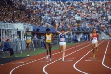 Marita Koch, la atleta del centro de la fotografía, consiguió el récord mundial en los 400 metros lisos en 1985 con un tiempo de 47,60. Una cifra que casi alcanzó la estadounidense Sanya Richards con 48,7 en 2006.
