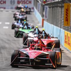 Dennis lo tiene a tiro