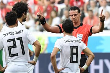 El arbitro saca amarilla a Ali Gabr y pita penalti a favor de Arabia Saud¨ª.