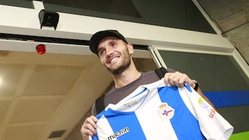 GRA428. A CORU&Ntilde;A, 31/08/2017.- El futbolista Lucas P&eacute;rez a su llegada esta noche al aeropuerto de A Coru&ntilde;a, donde ma&ntilde;ana pasar&aacute; el reconocimiento m&eacute;dico previo a su incorporaci&oacute;n al Deportivo de la Coru&ntilde;a, cedido por el Arsenal. EFE/Cabalar.