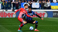 BERGAMO, ITALY - APRIL 03: Dries Mertens of SSC Napoli and Remo Freuler of Atalanta Bergamo battle for the ball during the Serie A match between Atalanta BC and SSC Napoli at Gewiss Stadium on April 3, 2022 in Bergamo, Italy. (Photo by Andrea Bruno Diodato/vi/DeFodi Images via Getty Images)