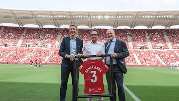 Damián Amer flanqueado por el CEO del RCD Mallorca, Alfonso Díaz, y el presidente Andy Kohlberg.
