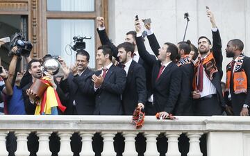  El capitán del Valencia Basket, Rafa Martínez, saluda junto al equipo durante la recepción ofrecida a la plantilla en el Ayuntamiento de Valencia.