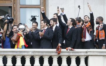 El capitán del Valencia Basket, Rafa Martínez, saluda junto al equipo durante la recepción ofrecida a la plantilla en el Ayuntamiento de Valencia.