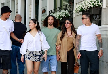 Marc Cucurella, Claudia Rodríguez, Enzo Fernández, João Pedro y su pareja, Khadije Skandar, pasean por las calles de la Madrid.