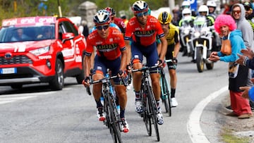 Domenico Pozzovivo trabaja para Vincenzo Nibali durante el Giro de Italia 2019.