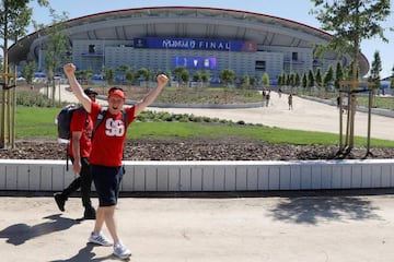 Fans outside the Metropolitano