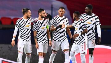 Manchester United&#039;s Portuguese midfielder Bruno Fernandes (2L) celebrates with teammates  after scoring a penalty kick  during the UEFA Europa League Group H first-leg football match between Paris Saint-Germain (PSG) and Manchester United at the Parc