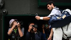 Carlos Alcaraz se saca un autorretrato después de su partido contra Jeremy Chardy en Wimbledon.