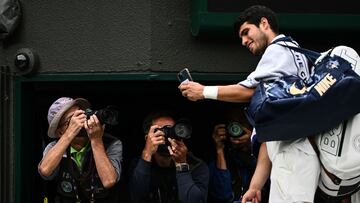 Carlos Alcaraz se saca un autorretrato despu¨¦s de su partido contra Jeremy Chardy en Wimbledon.