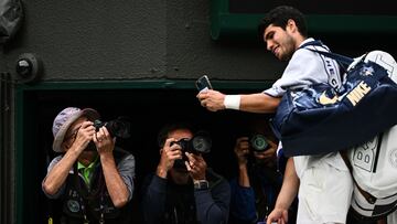 Carlos Alcaraz se saca un autorretrato después de su partido contra Jeremy Chardy en Wimbledon.