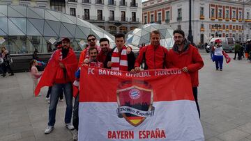 Aficionados de la peña Bayern España posan en la Puerta del Sol de Madrid.