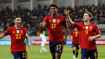 Navas y Gavi celebran junto a Lamine el gol del delantero azulgrana.