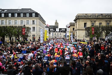 Vista general del pelotón antes de la 122.ª edición de la París-Roubaix 2025.