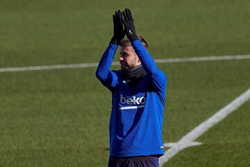 GRAF7613. SANT JOAN DESP? (BARCELONA), 05/01/2020.- El defensa Gerard Piqu¨¦ durante el tradicional entrenamiento navide?o del primer equipo a puertas abiertas en el estadio Johan Cruyff, hoy domingo 5 de Enero en Sant Joan Desp¨ª (Barcelona).- EFE/Alejandro Garc¨ªa