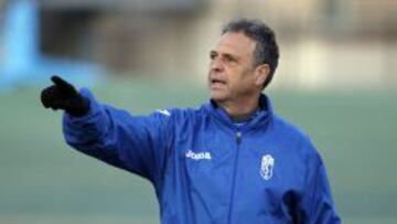 Caparrós en el entrenamiento del Granada