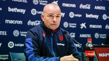 Paco López en la sala de prensa del Levante.