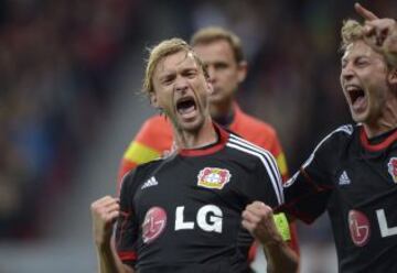 El jugador del Bayer Leverkusen Simon Rolfes celebra con su compañero Stefan Kiessling el gol conseguido ante la Real Sociedad