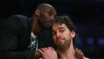 Pau Gasol, consolado por Kobe Bryant.
