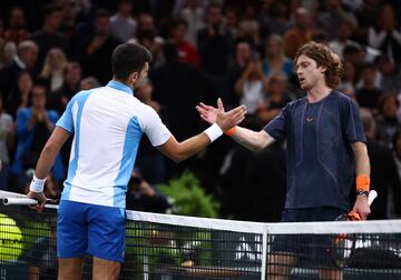 Novak Djokovic y Andrey Rublev, en las semifinales del Masters 1.000 de París. 