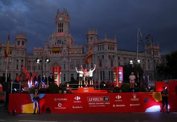 Primoz Roglic se quedó con el título en La Vuelta a España. El podio lo completó Alejandro Valverde y Tadej Pogacar. Superman López se llevó el premio de Supercombativo de la carrera y el Movistar Team de Nairo fue el mejor equipo. 