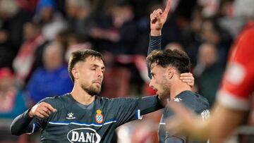 GIRONA, 23/11/2024.- El delantero del Espanyol, Javi Puado (d), celebra con su compañero el primer gol de su equipo durante el encuentro correspondiente a la jornada 14 de Laliga EA Sports que disputan hoy sábado Girona y Espanyol en el estadio de Montilivi, en Girona. EFE / David Borrat.