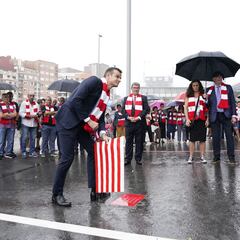 El Athletic homenajea a jugadores con un monumento en San Mamés